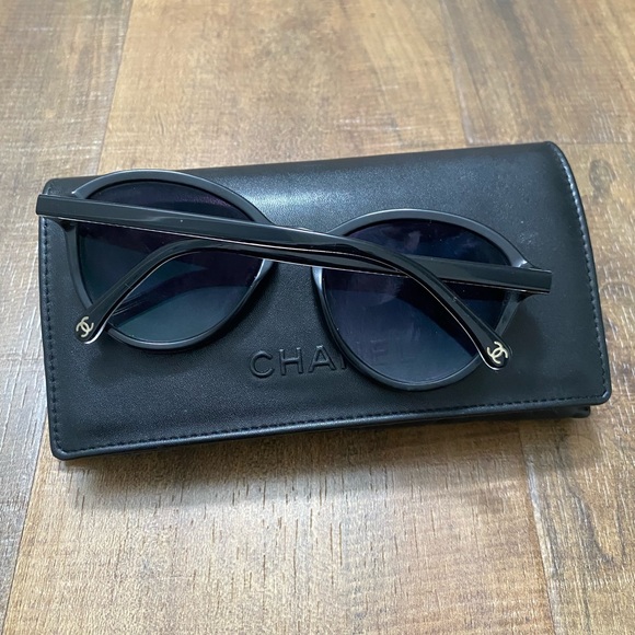 CHANEL Women’s Black Classic Round Sunglasses with gold detailing - Picture 6 of 16